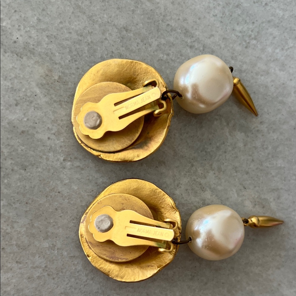 Vintage Gold-Tone natural Pearl Drop Earrings with Textured Discs - Picture 2 of 3
